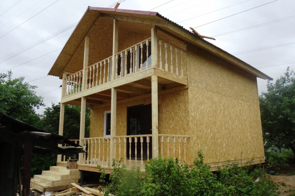 дом 6 на 6 метров. , с балконом и верандой 1,5 на 6 метров..   - Уральская дача