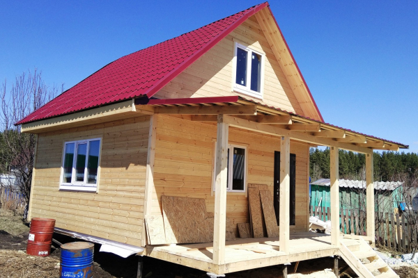 дом 6 на 6 метров с мансардой и верандой 2 на 6 метров,  - Уральская дача