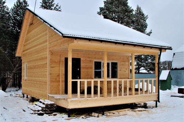 дом 6 на 6 метров. с верандой 3 на 6 метров. с мансардой 3,5 на 6 метров. 10.12.2020г. - Уральская дача