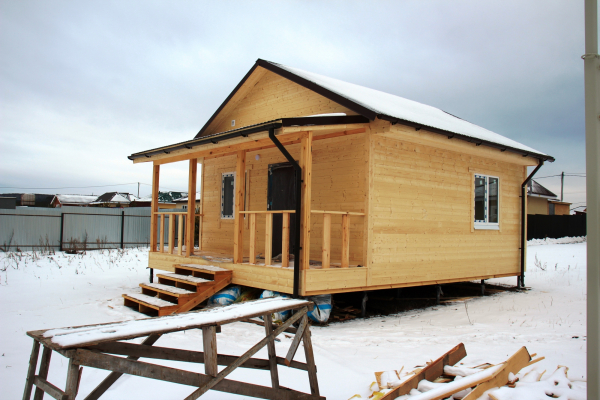 дом 6 на 6 метров. веранда 1,5 метра на 6 метров. цена на 07.12.2022г.  - Уральская дача